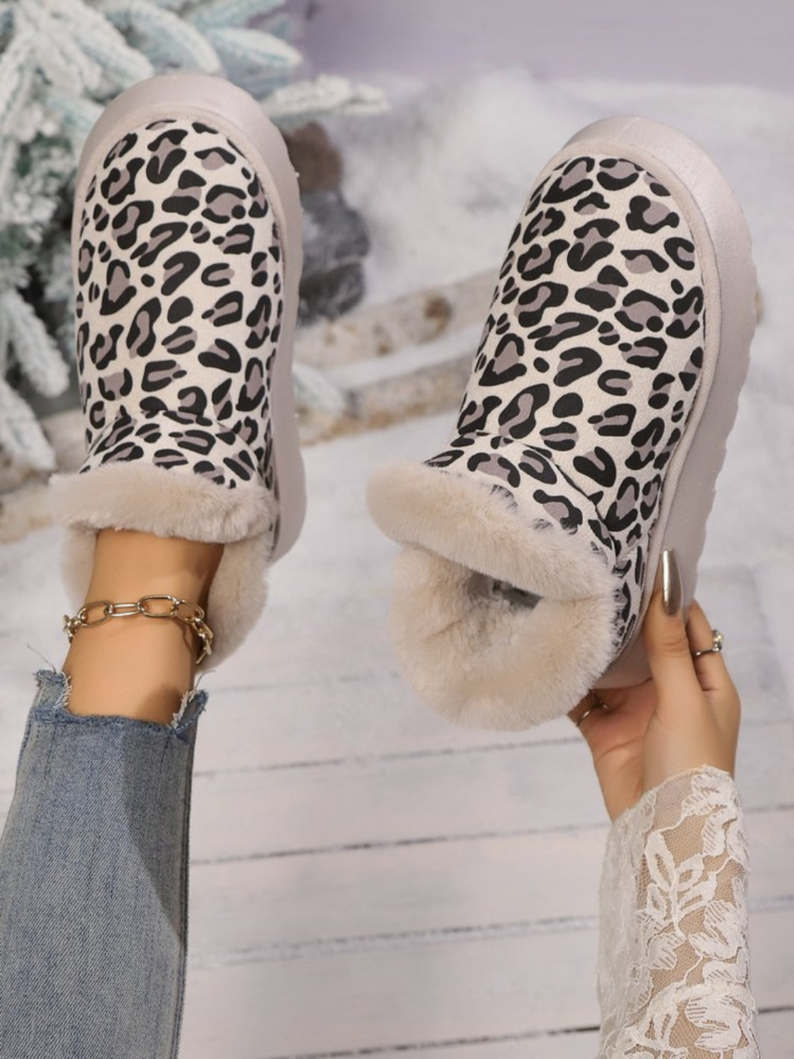 Angeline's® | Thermal leopard platform boots with a round toe