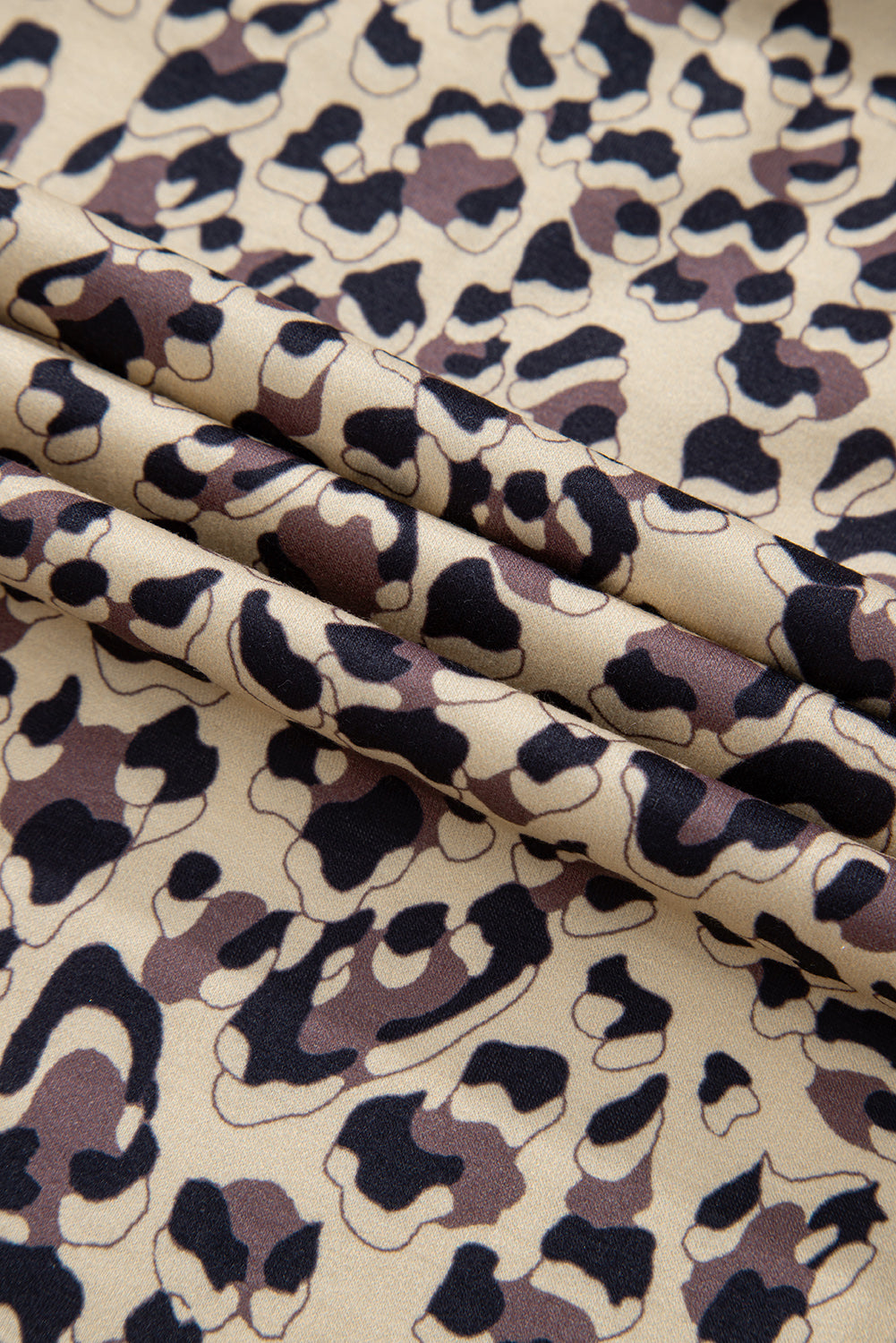 Clara® | Long-sleeved sweatshirt with a slit leopard crew neck