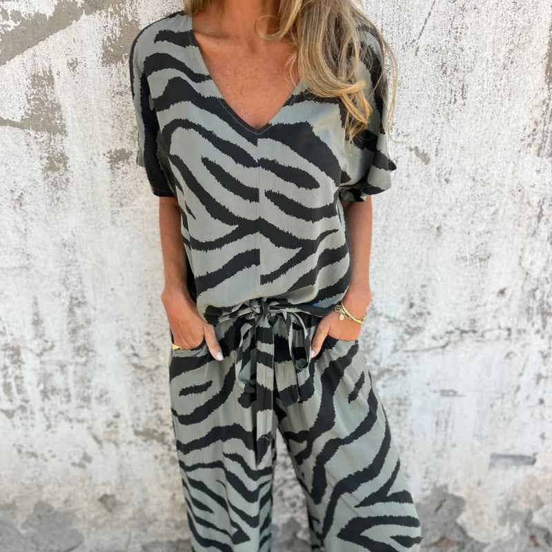 Dafne® | Two-piece set featuring a V-neck top and zebra print pants