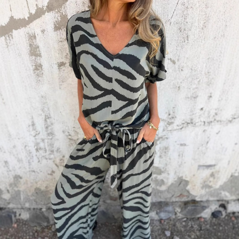 Dafne® | Two-piece set featuring a V-neck top and zebra print pants