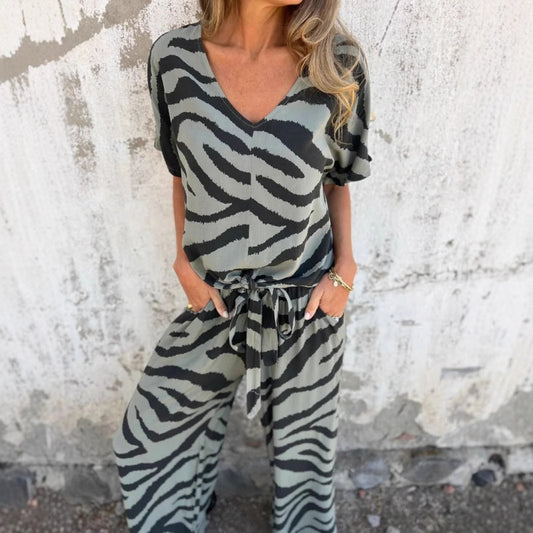 Dafne® | Two-piece set featuring a V-neck top and zebra print pants