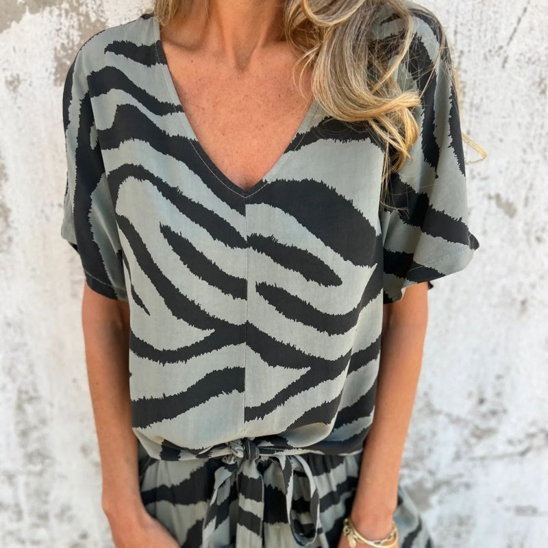 Dafne® | Two-piece set featuring a V-neck top and zebra print pants