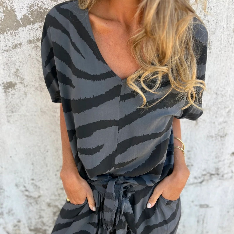 Dafne® | Two-piece set featuring a V-neck top and zebra print pants