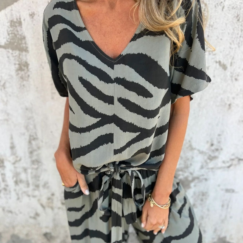 Dafne® | Two-piece set featuring a V-neck top and zebra print pants