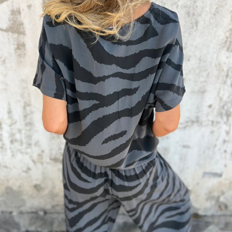 Dafne® | Two-piece set featuring a V-neck top and zebra print pants