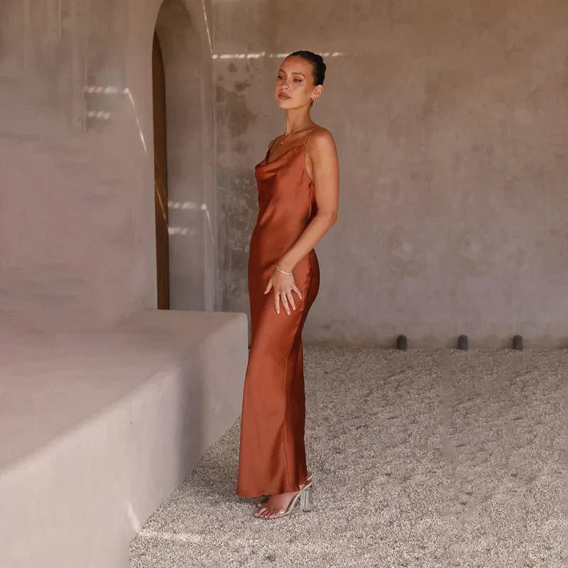 Elizabeth® | Satin dress with an open back and elegant design