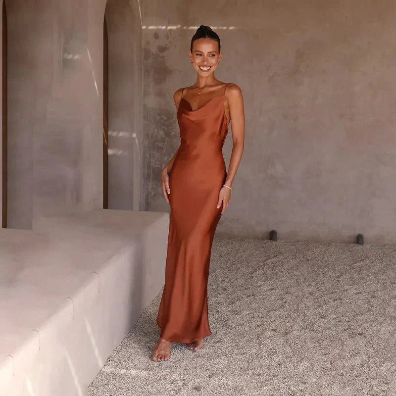 Elizabeth® | Satin dress with an open back and elegant design