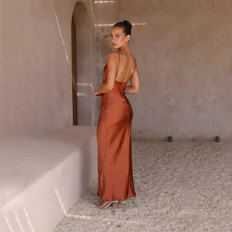 Elizabeth® | Satin dress with an open back and elegant design