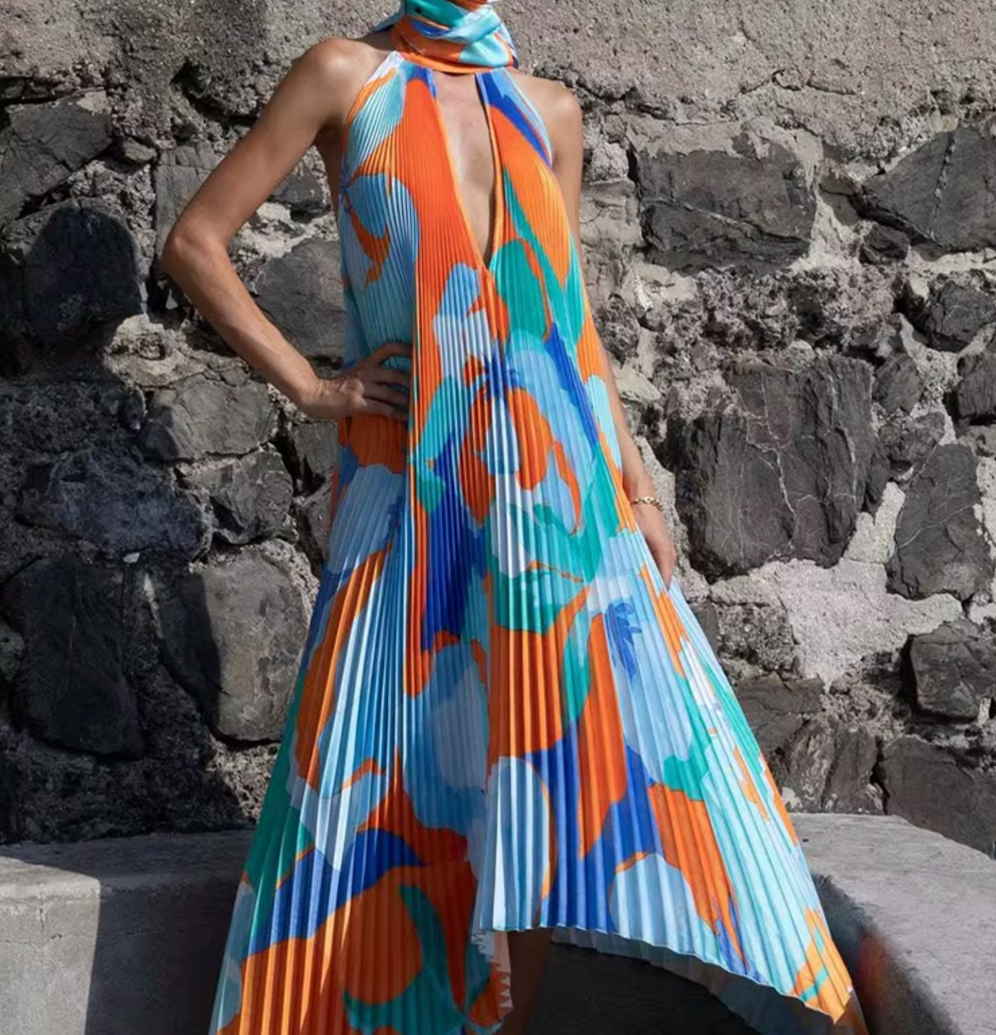Daisy® | Long pleated dress with halterneck